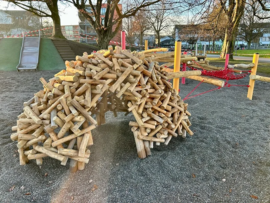 Ein Haufen von zusammengeschraubten kleinen Holzstämmen ist zu sehen. Eine sogenannte Biberburg.